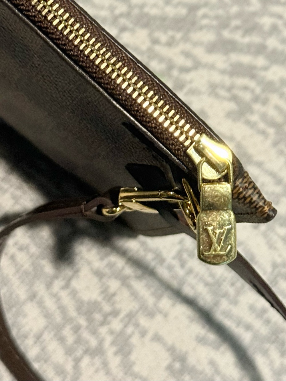 Louis Vuitton /// Damier Ebene Wristlet / Pochette - Picture 6 of 9